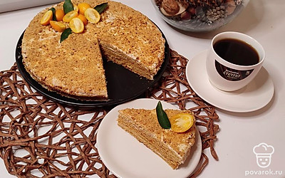 Теперь собираем наш торт. Коржи промазываем кремом. Сверху обсыпаем остатками от коржей, заранее измельченными. Убираем в холодильник пропитываться. Желательно около 5-6 часов. 