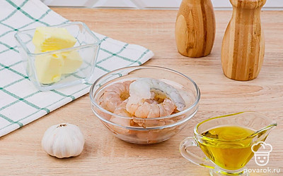 Заранее отварите креветки в подсоленной воде и пряностях на ваш вкус. Подготовьте остальные продукты на столе для удобства приготовления блюда.