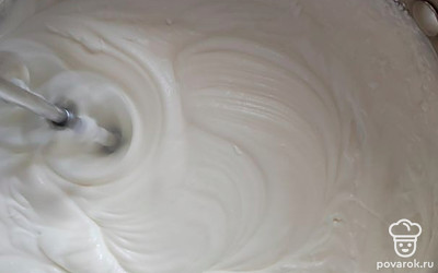 Для крема сливки холодные взбиваем с сахарной пудрой до устойчивых пиков. Добавляем сметану, аккуратно перемешиваем лопаткой. 