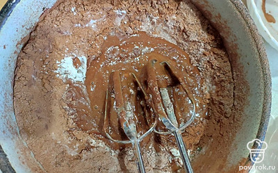 А кастрюле смешиваем яйца, мёд, сливочное масло, сахар. Ставим на медленный огонь. Всё время помешиваем, пока смесь не станет однородной консистенции. Снимаем с огня. Добавляем муку, соду, какао. Всё хорошо перемешиваем. 