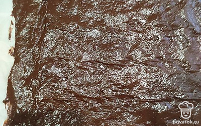 Пока тесто тёплое, делим его на 3 части. И выкладываем на пергамент. Выпекаем не более 5 минут. 