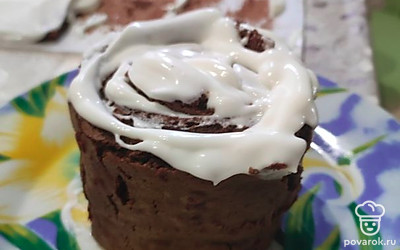 Крем намазываем на полосу, сворачиваем в рулет, выкладываем на блюдо. Следующую полосу намазываем кремом, оборачиваем рулет. Все полосы с кремом оборачиваем, ставим встык.