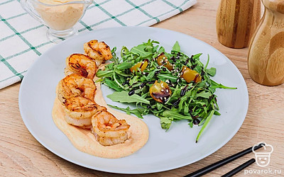 Дайте стечь лишнему маслу с готовых креветок и переложите их на тарелки для подачи. Украсьте креветки помидорами черри и свежей зеленью, например, петрушкой, укропом, рукколой. Если добавить немного бальзамического уксуса и семена кунжута, получится свежий, пряный салат в дополнение к готовым креветкам.