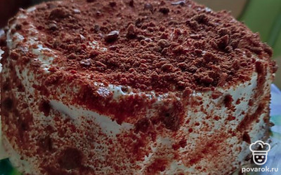 Измельчаем обрезки от коржей в крошку. Смазываем бока и вверх тортика оставшимся кремом. Сверху посыпаем крошкой. Убираем в холодильник на 10 часов.