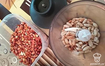 Арахис почистить и измельчить в блендере.