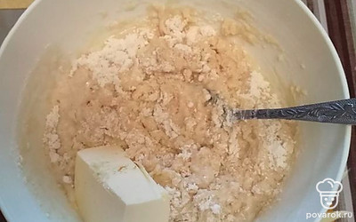 Яйца взбить с сахаром, добавить муку с разрыхлителем и ванилином, вмесить размягченное масло. 