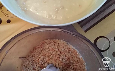 В последнюю очередь положить в тесто орешки. 