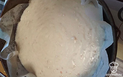 Форму для выпекания выслать пекарской бумагой, вылить жидкое тесто. Отправить в разогретую духовку до 180 градусов. Выпекать до готовности. Диаметр формы 24 см. 