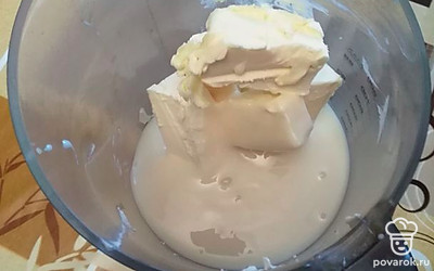 Для крема взбить размягченное сливочное масло 200 г с банкой сгущёнки. Убрать в холодильник готовый крем. 