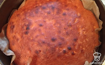 Достать испекшийся корж, дать ему остыть. Вынуть из формы и разрезать на 2 пышки. 