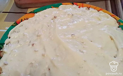 Каждую половину промазать кремом и собрать торт. 