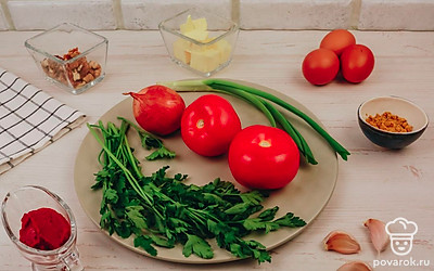 Помойте куриные яйца, овощи и зелень, проверьте все необходимые ингредиенты, подготовьте рабочую поверхность.