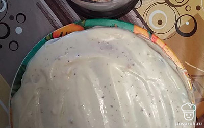 Готовый торт обсыпать по бокам и сверху дробленным арахисом. 