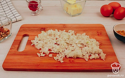 Тем временем репчатый лук нарежьте мелко.