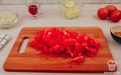 Затем помидоры очистите от кожицы и нарежьте кубиками.