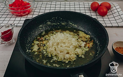 Сливочное масло и немного растительного растопите на сковороде. Добавьте