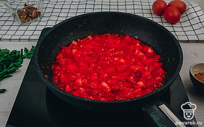 Добавьте на сковороду нарезанные помидоры. Перемешайте. Тушите еще 3-4 минуты, не забывая помешивать.