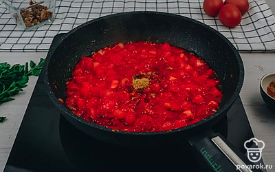 Затем добавьте специи и перемешайте.