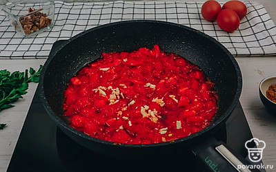 Затем добавьте чеснок и перемешайте.