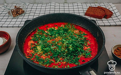 Посыпьте блюдо зеленью и готовьте на слабом огне под крышкой еще 5-6 минут. В классическом рецепте чирбули яичный белок должен полностью схватиться, а желток – остаться жидковатым.