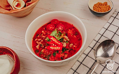 Переложите чирбули в порционные тарелки, добавьте грецкий орех и острый перец по вкусу. Подавайте блюдо горячим.