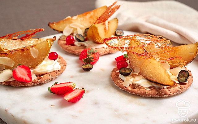 Хлебцы с карамелизированной грушей и маскарпоне — Рецепт с фото