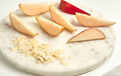 Помойте и нарежьте грушу слайсами, проверьте все необходимые ингредиенты, измельчите миндаль, поготовьте рабочую поверхность.