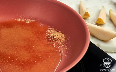 Сливочное масло растопите на сковороде и добавьте тростниковый сахар. Перемешайте. Дайте сахару раствориться.