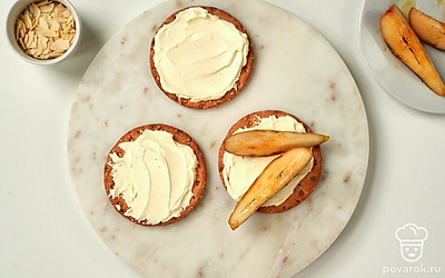 Выложите грушу на хлебцы.