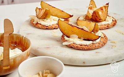 Посыпьте хлебцы колотым миндалем.