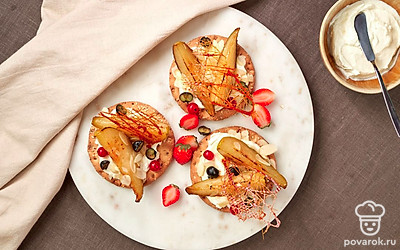 Подавайте с ягодами.