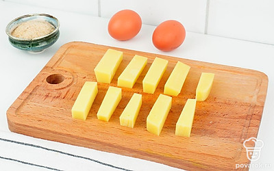 Сыр нарежьте толстыми брусочками.
