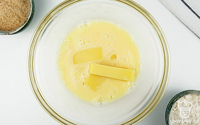 В миску разбейте яйца и взбейте венчиком или вилкой до однородной консистенции. Каждый кусочек сыра хорошенько обмакните в яйце.