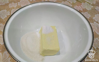 Масло cоединить с сахаром, содой, яйцом и солью. Перемешать.