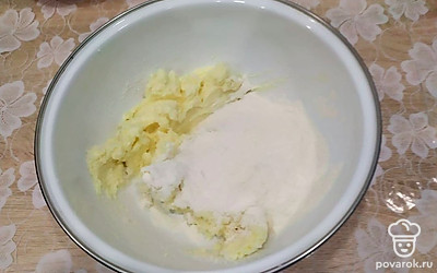 Постепенно добавлять муку.