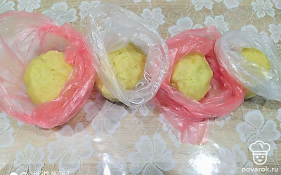 Тесто разделить на несколько частей, сделать шарики и убрать в морозилку на 1 час.