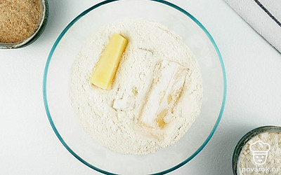 Далее обваляйте сыр в муке.