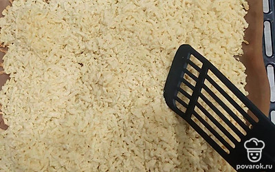 Во время готовки необходимо пару раз перемешивать тесто в духовке, чтобы не сильно прилипала крошка друг к другу.