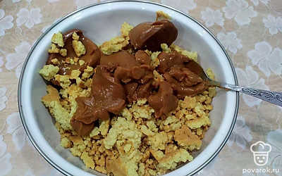 Добавить к ней сгущенку.