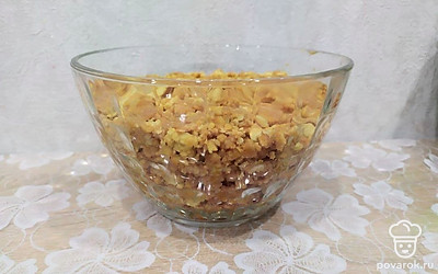 В чашу выложить готовые крошки, хорошенько утрамбовать.