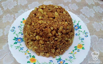 Сверху чаши положить блюдо и перевернуть торт верх дном. Убрать в холодильник на пару часов или на ночь.