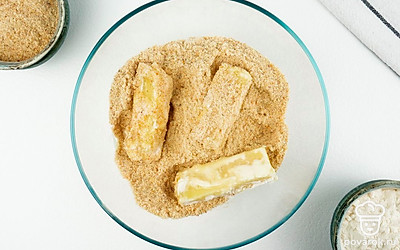 После муки – окуните сыр в панировку и как следует обваляйте.