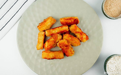 Готовый сыр переложите в тарелку, дайте стечь лишнему жиру и подавайте к столу в горячем виде.