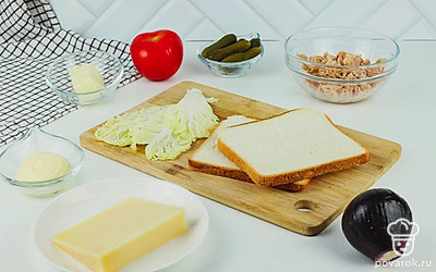 Подготовьте все ингредиенты, хорошо промойте овощи. Разомните тунец вилкой.