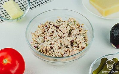 Нарежьте мелко огурчик, лук, натрите сыр на мелкой терке. Получившиеся ингредиенты смешайте с сыром, майонезом и тунцом