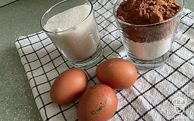 Взбейте яйца с сахаром в течение 8-10 минут до образования пышной пены.