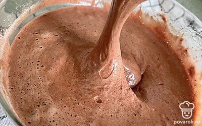 Просейте муку и какао в яичную смесь, аккуратно, но тщательно перемешайте лопаткой до однородности.