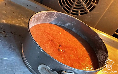 Форму для выпечки (у меня диаметр 18 см) смажьте сливочным маслом и присыпьте мукой. При необходимости дно застелите бумагой для выпечки. Выпекайте в разогретой до 180 градусов духовке до готовности. Готовый корж остудите, заверните в пищевую плёнку и поставьте в холодильник на несколько часов (лучше на ночь).