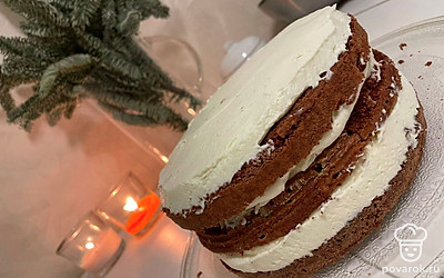 Для крема взбейте охлаждённые сливки до загустения, добавьте творожный сыр и сахарную пудру, взбейте ещё раз до однородности. Для начинки смешайте солёную карамель и арахис. Корж разрежьте на части (в зависимости от высоты получается 2 или 3 коржа). Каждый корж промажьте пропиткой из подогретого молока и растопленного шоколада. Соберите торт: корж, крем, арахис с карамелью. Повторите необходимое количество раз. 