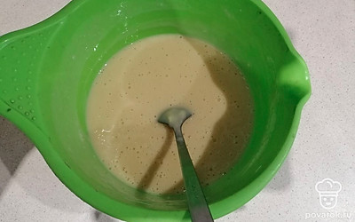 Яйцо с сахаром взбейте блендером 2 минуты, затем добавьте муку и тщательно размешайте. Полученное тесто разделите на 2 части, в одну добавьте какао. Испеките 2 коржа при температуре 180°С.